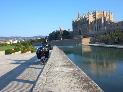 "Schwabe mit kleinem Moped in Palma"
