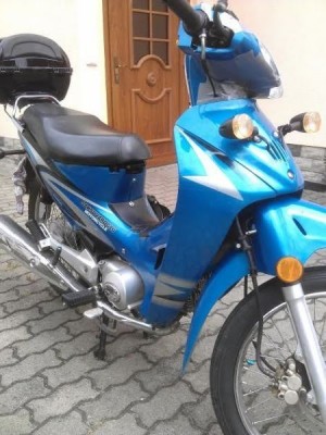 Hsun Scheinwerfer Verkleidung gerissen - Blinker notdürftig auf Frontverkleidung geschraubt.JPG