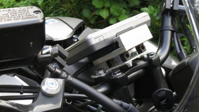 Ein paar Alu Stücke , ein bisschen bohren und Feilen :