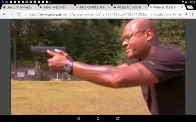 die re. Hand wird von der li. umschlossen.