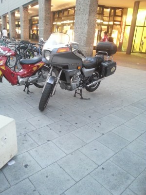 Im Hintergrund die echte Low-Budget 2 Liter CUB