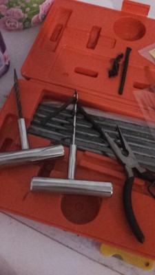 Das Werkzeug mit bereits eingefädeltem Dichtstreifen.