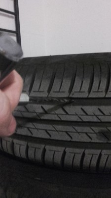 Der Dornen der das Loch weitet wird vorher gut eingeschmiert.