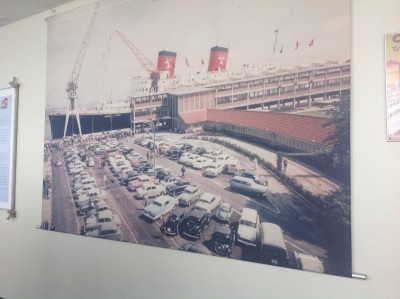 Historische Aufnahme Cuxhaven/Amerika<br />Parkplatz mit alten Autos und eine lange Warteschlange.