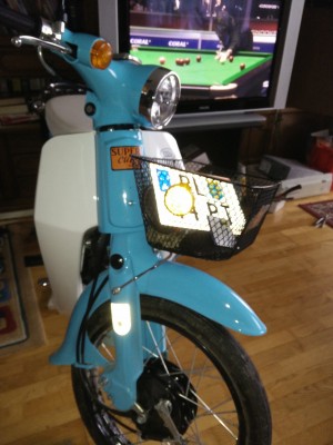 Die seitl. Rückstrahler wanderten von der Körbchenhalterung an der Gabel zum Körbchen.