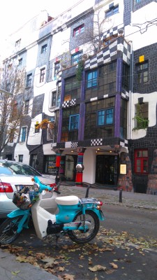Das Hundertwasserhaus kann, weil Wohnhaus, nur von Aussen besichtigt werden.