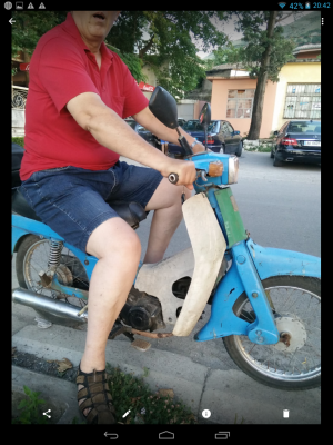 Am 1. Tag sah ich meine grosse Liebe: blaue CUB mit weissem Schild (und glücklichem Besitzer.) Albanien.