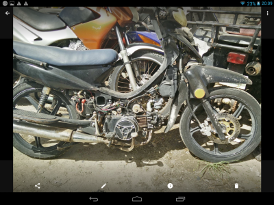 Dicker Auspuff! In Tulum, MX, ist bei einem Klon die Verkleidung zerbrochen.