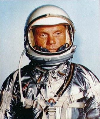 John_Glenn_in_his_Mercury_pressure_suit_2.jpg