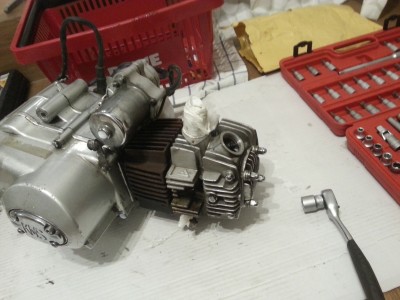 Zündkerze und Ventileinstelldeckel.jpg