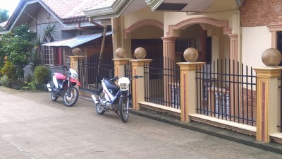 Auf der Barangay Road (Quartierstrasse) vor dem Haus.