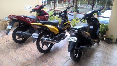 Fahrzeugpark. Links die Click (Toller Scooter!) dann die XRM und eine Yamaha 110.