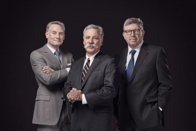Sean Bratches Chase Carey und Ross Brawn.jpg
