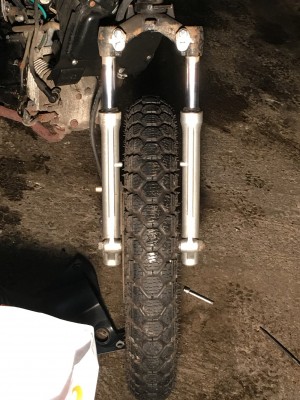 Gabel - Frontansicht, Reifen nicht genau in der Mitte, rechts hat es 4 mm mehr Platz.