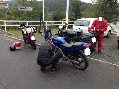 der RD-Fahrer hat mal wieder keinen Sprit und zapft....