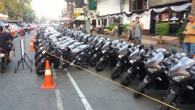 neue Mopeds für die Polizei in Zwischenstation Bangkok,
