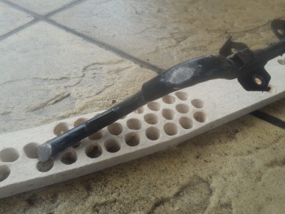 re. Seite der Fahrerfussrasten.