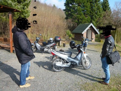 3 Mann, zusammen locker 160 Lebensjahre aber nichtmal 500 Kubik.