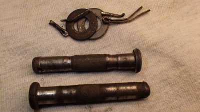 Das sind die Bolzen , seltsame Abnutzung , und die Löcher wo die Bolzen drin waren sahen noch schlimmer aus