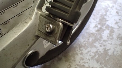 Das ist die Reparatur , Schraube mit Stoppmutter statt Bolzen + große U-Scheibe vor dem Rastengummi