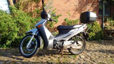 silberne Innova in Ostenfeld Schleswig-Holstein.jpg