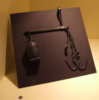 Bronze-Schnellwage_mit_Gewicht,_Pompeji.jpg