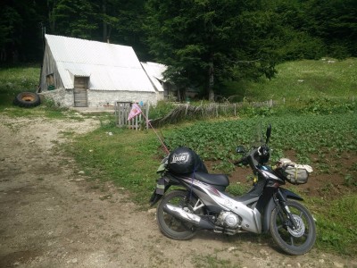 Pistenende, Haus, Paprikafeld.