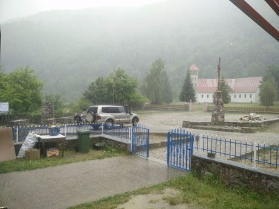 Es regnet Schusterbuben in Vermosh, AL auf 1.100m.