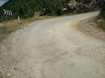 Entgegen der Fahrtrichtung.