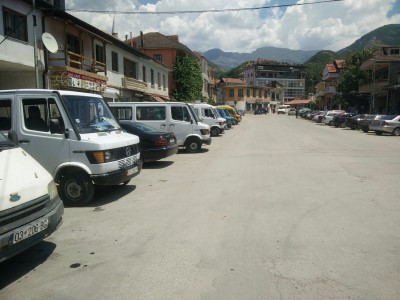 8 Mercedes Minibusse in Reihe.
