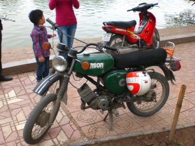 Man kennt sich und man hilft sich unter Brüdern in der Ideologie.