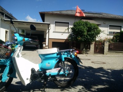 160 cm über dem Asphalt - € 10 beim Fahrradhändler.