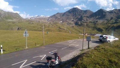 Passhöhe Umbrailpass, hinten geht es noch das Stilfser Joch hoch