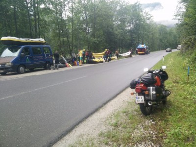In Ungarn gibt es keinen Fluss zum"Rafting" - eine ca. 50-köpfige Gruppe kam mit ca. 10 Kfz. hierher zum Raftingparadies Fluss "SALZA"!
