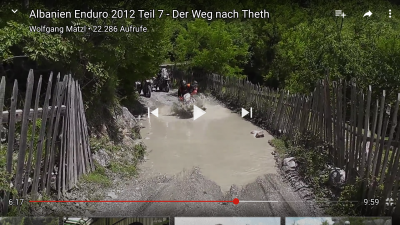 Die Furt ist fast knietief - er liegt dann! Wie übrigens auch der Biker vor ihm!!