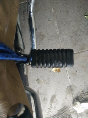 Man beachte den kl. Schlitzschraubenkopf im Gummi, eine ISI-Idee.