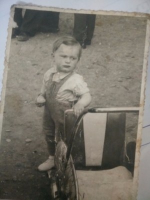 Mein allererstes Foto. Es ist durchaus verständlich, dass ich später UN-Soldat, Sportschütze und Polizist werden sollte.