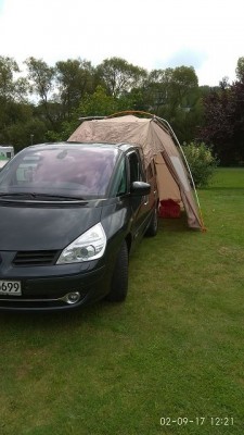 von vorn mit geöffneten Seiten