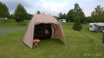 von hinten geöffnet