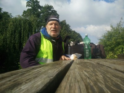 Mit Dainese Jacke und Warnweste, Butterbrot &amp; Wasser.