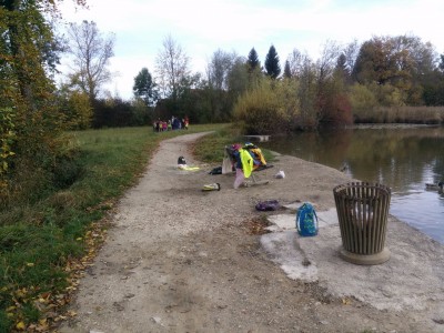 Spielende Kinder - wir leben in der "Warnwestenzeit."