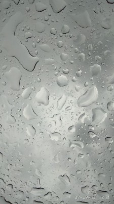 Blick in den verregneten Himmel durch das Panoramadach