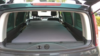 das Bett entfalten mit passendem Spannbetttuch