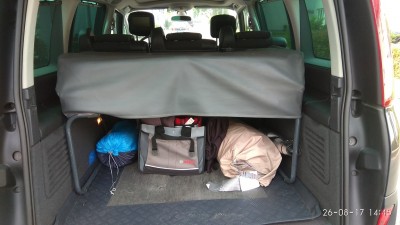 IMG_20170826_144538.jpg (499.73 KiB) 5196 mal betrachtet Bett zusammengefalten, Zelt rechts, Schlafsack links - also noch reich Platz für weiteres Gepäck