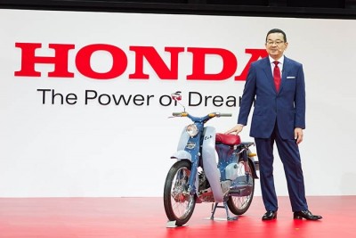 Honda CEO Takahiro Hachigo mit dem Original.jpg
