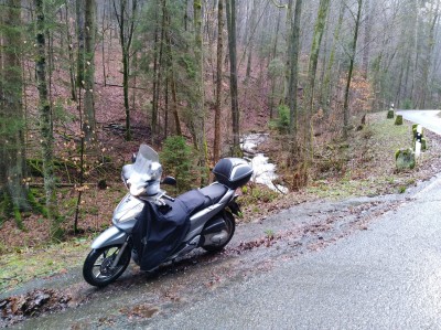 Kurvige Strecke - Haag nach Neckarhäuser Hof mit viel Wasser rechts und links der Straße
