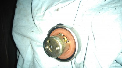 So schaut mein Tankdeckel aus. Eine Dichtung!