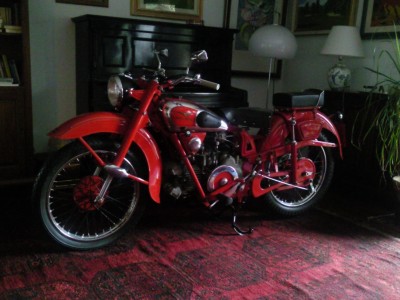 Das die Guzzi aus dem Wohnzimmer:-)