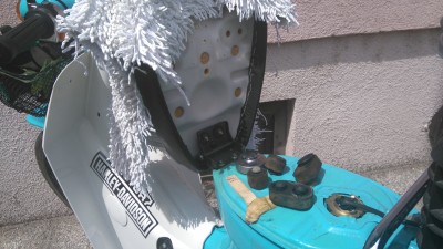 Diesmal wurde 1/2 Duschmatte aus BW. mit 2 Blechtreibern befestigt. Die Stopfen machen den Sitz variierbar.