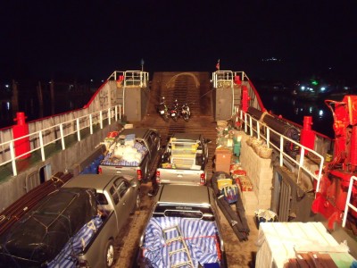 KLX250 auf der Fähre nach Ko Tao.JPG